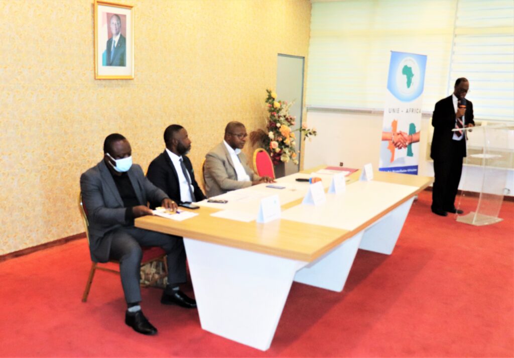 La table de séance (au centre), le président de l’ONG UNIE-AFRICA